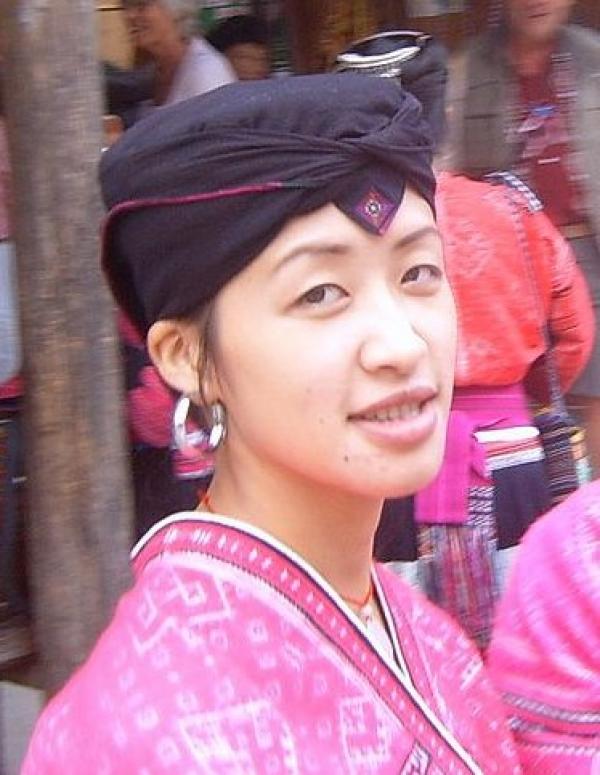 Les différentes coiffures des femmes Yao, femme non mariée (Domaine public)