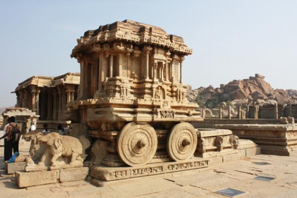 Ces colonnes étonnent les archéologues, les scientifiques et les visiteurs curieux depuis des décennies.