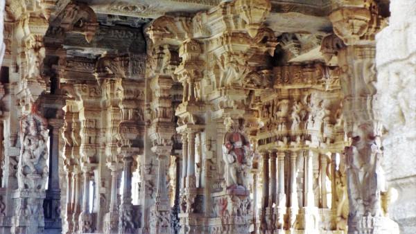 Lorsqu'ils ont découvert que les piliers n'avaient rien à l'intérieur, ils les ont simplement jetés à l'intérieur du temple. 