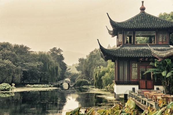 Un jour, Qianlong se déguisa lui-même sous les traits d’un roturier, et prit un thé dans un salon de thé des environs avec son groupe de conseillers. (