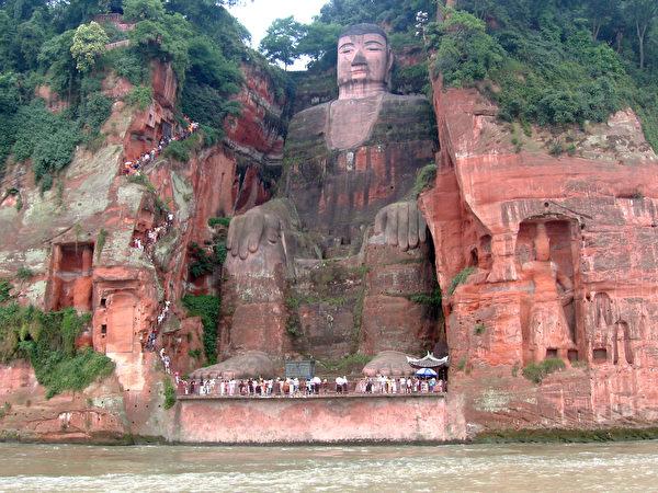 Une statue de Maitreya assis, creusée dans la pierre, connue aussi sous le nom du Bouddha géant de Leshan, en Chine. (Image : Ariel Steiner via flickr CC BY-SA 2.5)