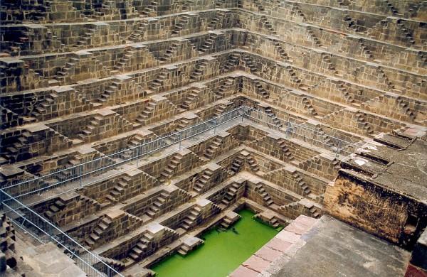 Chand Baori est un escalier bien construit en 800 après J.C. C'est une magnifique ode à la géométrie. (Image: Doron via wikimedia CC BY-SA 3.0)