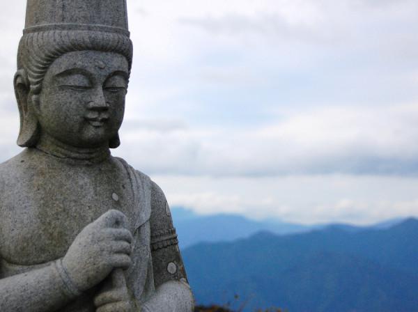 Afin de démontrer davantage leur innocence, les moines rangèrent leurs affaires le lendemain matin, et se dirigèrent vers le sentier pour quitter le temple. Tous sauf un moine aveugle qui psalmodiait les écritures bouddhistes devant la statue du Bouddha. (Image: Mark Mrwizard via flickr CC BY 2.0 )