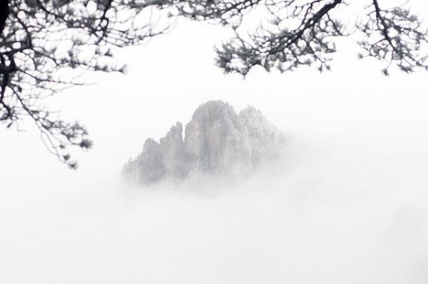 La chaîne de perles du Bouddha était enchâssée dans un temple sur une haute falaise escarpée. (Image : Queena Deng / Pixabay)