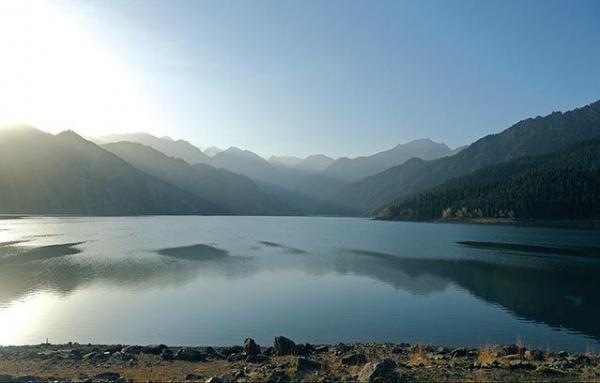 Le lac du ciel dans le Xinjiang, en Chine. (Image : Yaoleilei via wikimedia CC BY-SA 3.0)