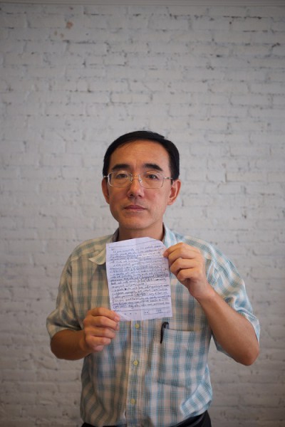 Sun Yi tient sa lettre SOS qu'il a réussi à faire sortir du camp de travail de Masanjia. (Avec l'aimable autorisation de Flying Cloud Productions)
