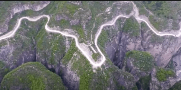 La route du ciel se trouve à Enshi dans la province du Hubei. (Image : Capture d’écran / YouTube)