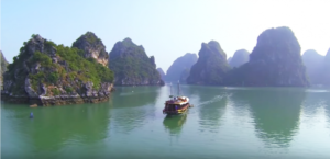 La magnifique baie d’Halong, au Vietnam. (Capture d’écran/ Youtube)