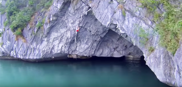 La baie d'Halong est incroyablement belle, l’eau est chaude et la roche extraordinaire;(Capture d'écran / YouTube)  