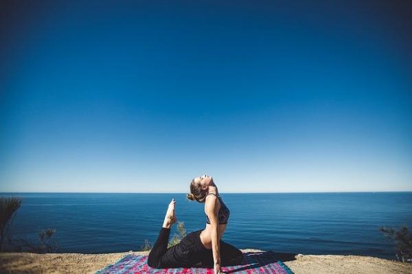 Quand on s’étire, le corps soulève naturellement les bras et les côtes et amplifie la poitrine, ce qui fortifie le diaphragme et favorise la respiration profonde