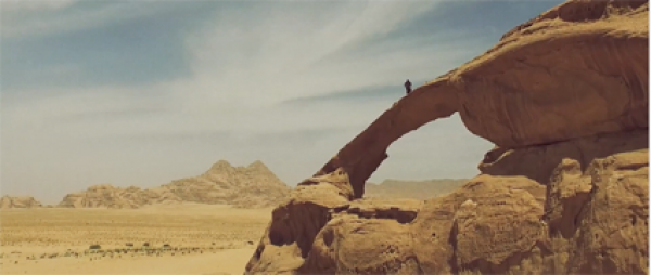 Incroyables vues aériennes des roches du Wadi Rum dans le désert de Jordanie. (Capture d'écran / Vimeo)