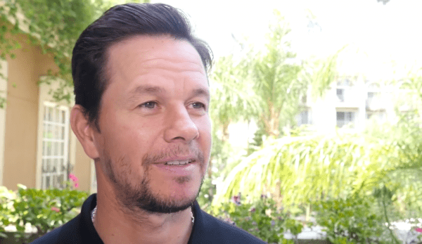 Mark Wahlberg croit que sa devise &quot;se lever tôt&quot; lui permet d'équilibrer à la fois sa vie personnelle et professionnelle. (Image : Capture d'écran/Youtube) 