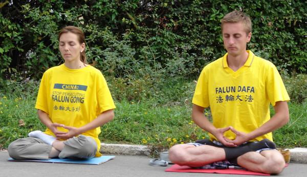 Depuis 1992, une pratique du qigong chinois ne cesse de gagner en popularité dans le monde entier : elle est connue sous le nom de Falun Dafa, et son maître est M. Li Hongzhi. (Image : longrekhome via flickr CC BY 2.0)