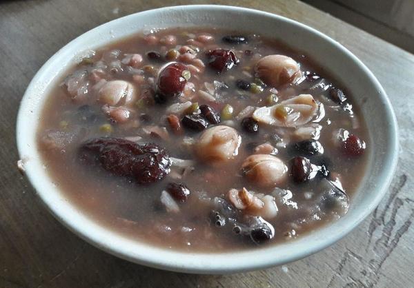 Gruau de pois, grains et fruits séchés consommé pendant la fête