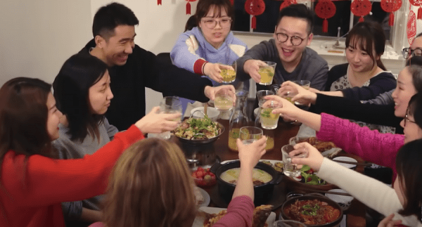 Les Chinois restent fidèles aux traditions lors de différentes fêtes. (Image : Capture d’écran / YouTube)