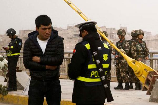 Un contrôle d'identité dans la province du Xinjiang.