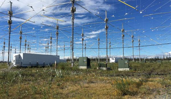 Le High Frequency Active Auroral Research Program (HAARP) était un projet scientifique financé par la Defense Advanced Research Projects Agency (DARPA), l'Université de Alaska Fairbanks, l'US Navy et l'US. Air Force.(Image: Secoy, A via wikimedia (Image: via flickr CC BY-SA 4.0)