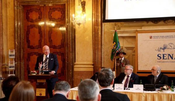 L'expert en prélèvement d’organes Ethan Gutmann parlant au sénat de la république Tchèque le 1er Mars 2019 (Image: Jiri Nedved)