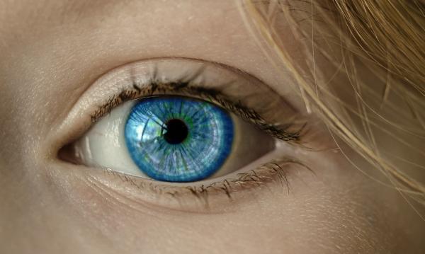 Diverses études ont montré que la lumière bleue émise par les écrans de smartphone est dommageable pour les yeux. (Image: Cocoparisienne / Pixabay)