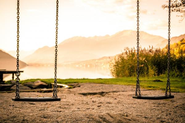 La France a récemment adopté une nouvelle loi interdisant l'utilisation des smartphones dans les salles de classe, dans l'espoir d'encourager les enfants à limiter leur dépendances à ces appareils et participer à des activités physiques et se lier davantage aux autres enfants. (Image : Biancamentil / Pixabay )