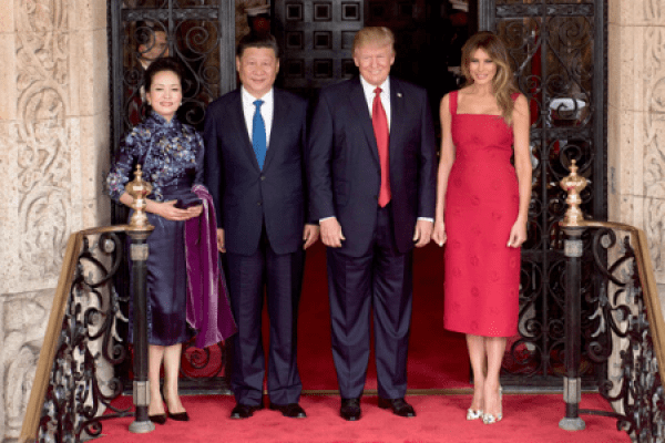 Le président Donald Trump et la première dame Melania Trump posent pour une photo avec le président chinois Xi Jingping et son épouse, Mme Peng Liyuan, le jeudi 6 avril 2017, à l'entrée du Mar-a-Lago à Palm Beach, Fl. (Image: Photo officielle de la Maison blanche  de D. Myles Cullen)