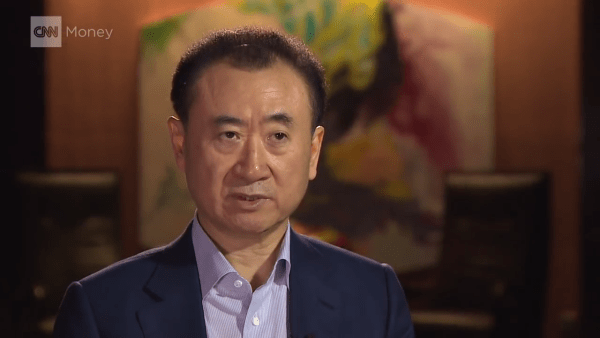 Jadis connu comme l’homme le plus riche de Chine, Wang Jianlin, propriétaire du Dalian Wanda Group, a vu son net chuter de 37%. (Image: Screenshot / YouTube)