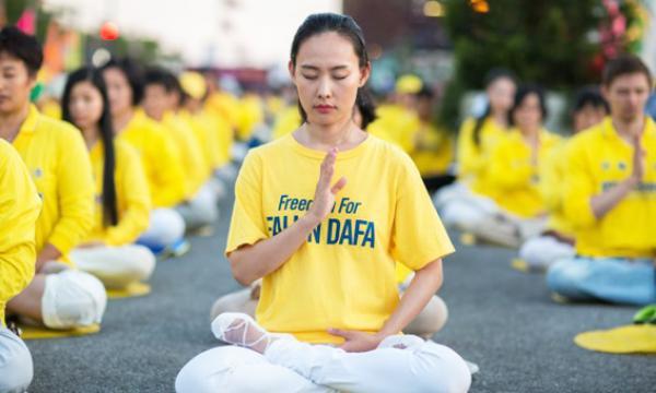 Ils manifestent ainsi leur désaccord et dénoncent les tortures et les prélèvements d’organes forcés: «Stop aux prélèvements forcés forcés d’organes des pratiquants de Falun Gong en Chine».