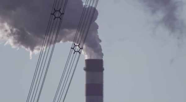  Le régime chinois finance également la construction de nombreuses centrales au charbon à l’étranger. (Image : Capture d’écran/Youtube)