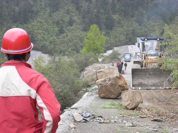 La pluie et les éboulements entravent la progression des secours vers les zones touchées (Séisme de 2008 au Sichuan) .(Courtesy of Miniwiki.org / domaine public)