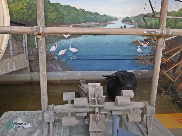 La roue à eau «os de dragon» et les buffles d'eau étaient précieux pour les agriculteurs taïwanais de l’époque. (Image: Billy Shyu / Vision Times)