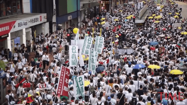 Le 9 juin, plus d'un million de personnes sont descendues dans les rues de Hong Kong pour protester contre l'approbation par le gouvernement des amendements à l'ordonnance sur les délinquants fugitifs. (Image: Capture / YouTube)