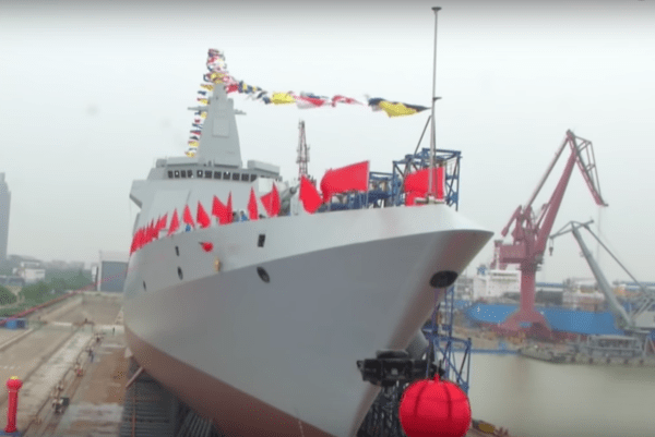 La marine chinoise lance un destroyer à  missiles de nouvelle génération provenant du chantier naval de Jiangnan (Group) Co. LTD. à Shanghai. (Image: YouTube / Capture d'écran )