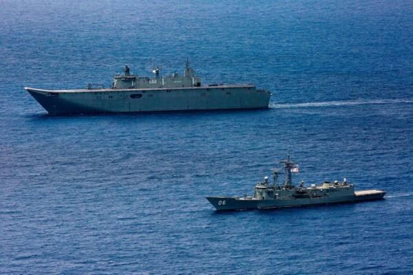 Les HMAS Canberra et HMAS Newcastle naviguant , dans le cadre de  la formation 'Indo-Pacific Endeavour 2019. (Image: Navy Daily / CC0 1.0 )