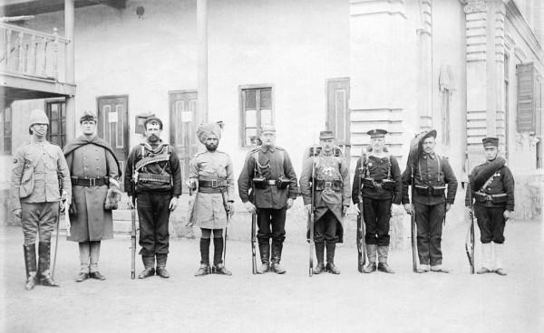 Des soldats de l'Alliance des Huit Nations au centre de l'attention à Pékin en 1900. (Image: Wikimedia)