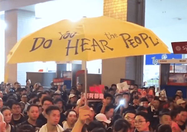 La scène des foules entassées vêtues de noir chantant la chanson «Do You Hear the People Sing ?» de la comédie musicale «Les Misérables» avec une telle passion et un tel cœur a choqué et émerveillé le monde. (Image: Capture / YouTube)