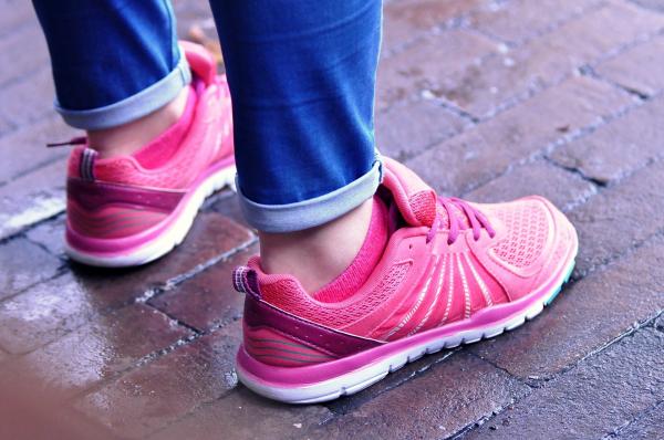 La marche rapide est une excellente forme d'exercice physique recommandé au quotidien. (MabelAmber / Pixabay)