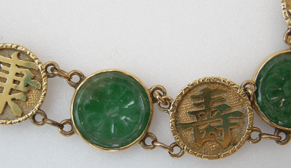 Depuis des siècles, les Chinois considèrent le jade comme une pierre aux vertus spirituelles, capable de conjurer le malheur. (Image: Wikimedia Commons)