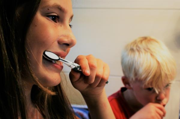 Se brosser les dents plus souvent, ou mâcher du chewing-gum ne permet pas d'éliminer la mauvaise haleine. (Image : Jennyfriedrichs / Pixabay)