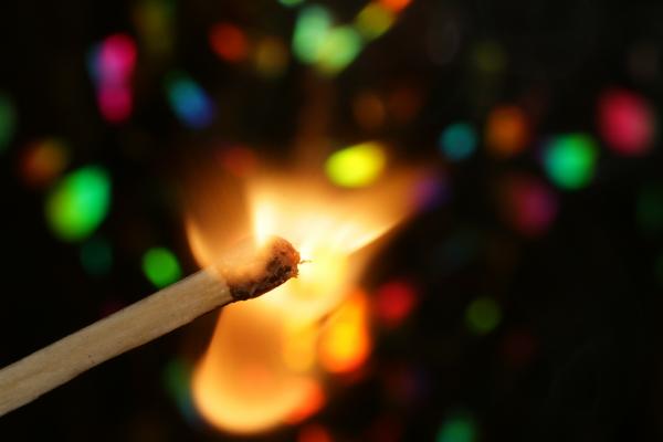 À jouer avec le feu on finit par se brûler (Image: Markito / Pixabay)