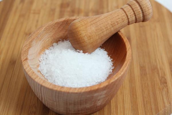 Bien que le sel soit une composante essentielle de notre régime alimentaire, une consommation excessive de sel peut augmenter la pression artérielle. (Image : Onefox / Pixabay)