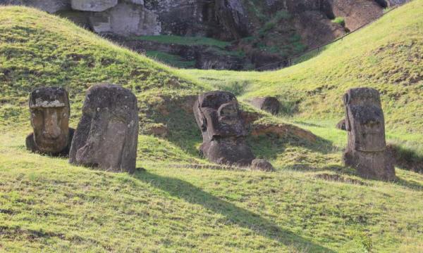 Une nouvelle étude sur les outils utilisés pour créer les statues géantes de l'île de Pâques évoque une société dans laquelle les gens collaboraient et partagaient l'information. (Image : Dale Simpson, Jr.)