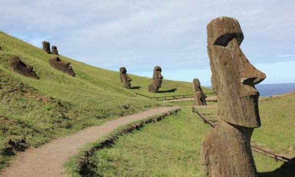 Statues de l'île de Pâques à Rano Raraku. (Image : Dale Simpson, Jr.)