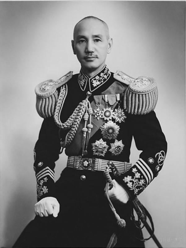 En 1949, les communistes ont pris le contrôle de la Chine continentale, forçant le dirigeant de la République de Chine, Chiang Kai-Shek (31 octobre 1887 - 5 avril 1975), également connu sous le nom de Chiang Chung-Cheng, à conduire 600 000 militaires et civils à Taiwan. (Image: Wikipedia)