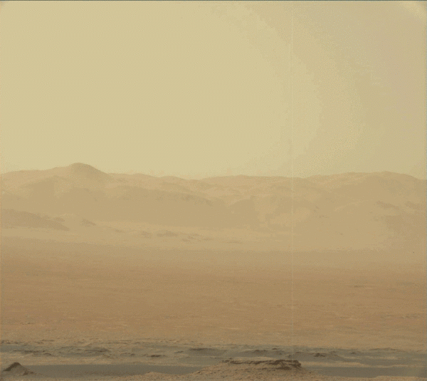 À maintes reprises, les tourbillons de poussière martiens s'étendent sur toute la planète, comme ici en juin 2018. L'image a été prise du rover Curiosity de la NASA(un robot dont la mission est l’exploration de Mars). Des tempêtes de ce type peuvent faciliter le transport de l'eau dans la haute atmosphère de Mars. (Image: NASA)