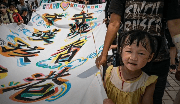 Les manifestations à Hong Kong n'ont pas seulement vu la participation des jeunes et des militants, mais aussi celle des familles qui sortent avec leurs enfants. Bon nombre des parents participants croient qu'il est nécessaire d'inculquer la valeur de la lutte pour la liberté dès l'enfance.