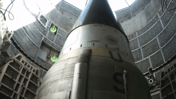 Le Condo de survie est situé à l'intérieur d'un silo à missiles qui a été construit par le gouvernement américain pour stocker des armes nucléaires. (Image: Capture d'écran / YouTube)