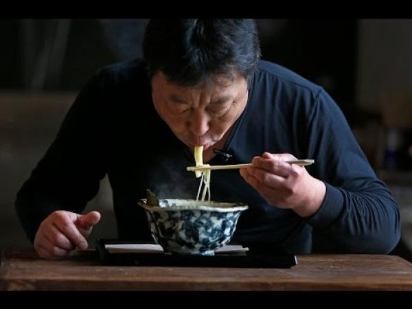 Les Japonais ont tendance à «slurper» (aspirer bruyamment) les nouilles. Bien que cela soit quelque chose de normal pour eux, de nombreux touristes se plaignent maintenant que cela les incommode. Cela a déclenché un intense débat en ligne dans ce pays qui souhaite accueillir les Jeux Olympiques de 2020. (Image: Capture d'écran / YouTube)