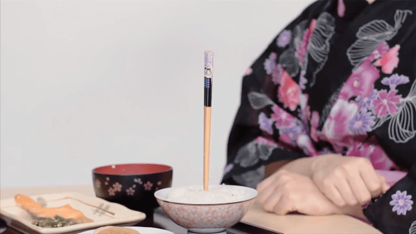 Lorsque vous mangez du riz, veillez à ne pas planter vos baguettes dans le bol de riz, car c’est là-bas un rituel qui se pratique lors de funérailles, pour rendre honneur à la personne décédée. (Image: Capture d'écran / YouTube)
