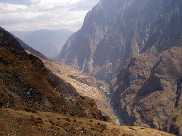 Un groupe de bandits s’y était établi. Ils volaient les voyageurs qui passaient par le col de la montagne. (Image: Apercoco / Flickr)