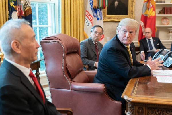 Le président américain Donald Trump s'entretient avec le vice-premier ministre chinois Liu He le 4 avril 2019 dans le bureau ovale de la Maison-Blanche. (Image : La source va ici / CC0 1.0)